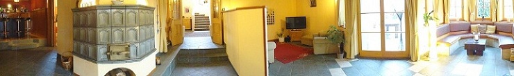 Bar, Kachelofen und Wohnzimmer.